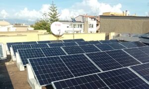 Sistema fotovoltaico su tetto per case in Sardegna